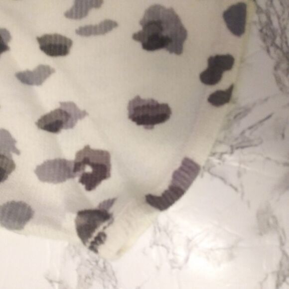 - A.n.a. gray animal print petite XL sweater - Picture 5 of 10